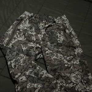 Nike Men's Loose Fit, Strsight Leg, Camouflage Leaf Print Cargo Pants - Gray
